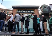 صف مردم برای دریافت  گذرنامه در آستانه سفر اربعین حسینی مقابل اداره گذرنامه 