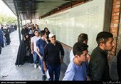 صف مردم برای دریافت  گذرنامه در آستانه سفر اربعین حسینی مقابل اداره گذرنامه 