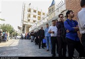 صف مردم برای دریافت  گذرنامه در آستانه سفر اربعین حسینی مقابل اداره گذرنامه 