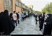 صف مردم برای دریافت  گذرنامه در آستانه سفر اربعین حسینی مقابل اداره گذرنامه 