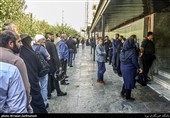 صف مردم برای دریافت  گذرنامه در آستانه سفر اربعین حسینی مقابل اداره گذرنامه 