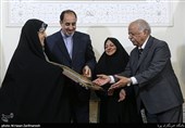 اهدا لوح یادبود به جلال صفار زاده درمراسم بزرگداشت طاهره صفارزاده