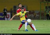 دیدار تیم‌های فوتبال صنعت نفت و تراکتور - آبادان
