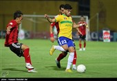 دیدار تیم‌های فوتبال صنعت نفت و تراکتور - آبادان