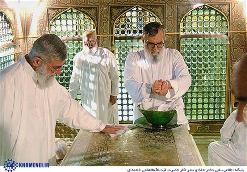 رهبر انقلاب در حرم امام رضا (ع)
