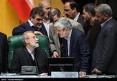 محمود صادقی و علی لاریجانی در جلسه علنی مجلس شورای اسلامی - محمود صادقی در پی حاشیه ایجاد شده پس از تغییر قیمت بنزین و در اعتراض به نادیده گرفتن مجلس در تصمیمات مهم، عصر دیروز اعلام کرد که از نمایندگی مجلس استعفا می‌دهد