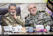 امیر سرلشکر موسوی فرمانده کل ارتش و امیر سرتیپ قادر رحیم زاده جانشین فرمانده قرارگاه پدافند هوایی کشور در قرارگاه فرماندهی رزمایش مشترک پدافند هوایی مدافعان آسمان ولایت 98