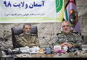 امیر سرلشکر موسوی فرمانده کل ارتش و امیر سرتیپ قادر رحیم زاده جانشین فرمانده قرارگاه پدافند هوایی کشور در قرارگاه فرماندهی رزمایش مشترک پدافند هوایی مدافعان آسمان ولایت 98