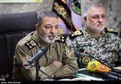 امیر سرلشکر موسوی فرمانده کل ارتش و امیر سرتیپ قادر رحیم زاده جانشین فرمانده قرارگاه پدافند هوایی کشور در قرارگاه فرماندهی رزمایش مشترک پدافند هوایی مدافعان آسمان ولایت 98