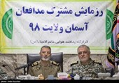 امیر سرلشکر موسوی فرمانده کل ارتش و امیر سرتیپ قادر رحیم زاده جانشین فرمانده قرارگاه پدافند هوایی کشور در قرارگاه فرماندهی رزمایش مشترک پدافند هوایی مدافعان آسمان ولایت 98