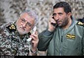 امیر سرتیپ مهدی هادیان معاون هماهنگ کننده نیروی هوایی ارتش و امیر سرتیپ قادر رحیم زاده جانشین فرمانده قرارگاه پدافند هوایی کشور در قرارگاه فرماندهی رزمایش مشترک پدافند هوایی مدافعان آسمان ولایت 98