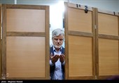 محمود صادقی در محل ثبت‌نام داوطلبان انتخابات مجلس یازدهم 