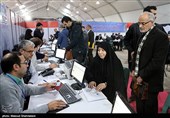 حضور پروانه مافی در فرمانداری تهران برای ثبت‌نام در یازدهمین دوره انتخابات مجلس شورای اسلامی 