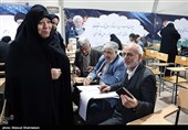 حضور محمدحسین مقیمی و پروانه مافی  در فرمانداری تهران برای ثبت‌نام در یازدهمین دوره انتخابات مجلس شورای اسلامی 