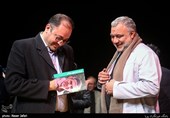 امضا کتاب توسط حسین قرایی در مراسم رونمایی از کتاب در جست وجوی مهتاب