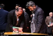 امضا کتاب توسط حسین قرایی در مراسم رونمایی از کتاب در جست وجوی مهتاب