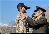 اعطای سردوشی به دانش‌پژوهان آموزشگاه‌های درجه‌داری ارتش توسط امیر سرلشکر سیدعبدالرحیم موسوی فرمانده کل ارتش