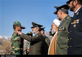 اعطای سردوشی به دانش‌پژوهان آموزشگاه‌های درجه‌داری ارتش توسط امیر سرلشکر سیدعبدالرحیم موسوی فرمانده کل ارتش