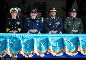 امیر کیومرث حیدری فرمانده نیروی زمینی ارتش، امیر علیرضا صباحی‌فرد فرمانده نیروی پدافند هوایی ارتش، امیر عزیز نصیرزاده فرمانده نیروی هوایی ارتش و امیر حسین خانزادی فرمانده نیروی دریایی ارتش در پنجمین مراسم تحلیف و اعطای سردوشی دانش‌پژوهان آموزشگاه‌های درجه‌داری ارتش