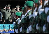 امیر سرلشکر سیدعبدالرحیم موسوی فرمانده کل ارتش و امیر کیومرث حیدری فرمانده نیروی زمینی ارتش در مراسم تحلیف و اعطای سردوشی دانش‌پژوهان آموزشگاه‌های درجه‌داری ارتش