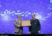 اهدای لوح یادبود به عبدالرضا رحمانی فضلی وزیر کشور در ششمین همایش ملی مدیریت جهادی