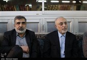 علی اکبر صالحی رییس سازمان انرژی اتمی و بهروز کمالوندی سخنگوی سازمان انرژی اتمی در مراسم ترحیم زهرا عبدالمحمدی خبرنگار فقید خبرگزاری فارس