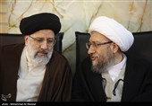 آیت‌الله صادق آملی لاریجانی رئیس مجمع تشخیص مصلحت نظام و حجت‌الاسلام سیدابراهیم رئیسی رئیس قوه قضائیه در مراسم اولین سالگرد ارتحال آیت‌الله هاشمی شاهرودی - قم