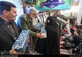 تجلیل از خانواده شهدا در مراسم هجدهمین یادواره شهدای بسیج مسجد محمدی 