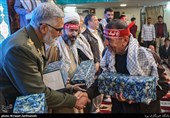 تجلیل از خانواده شهدا در مراسم هجدهمین یادواره شهدای بسیج مسجد محمدی 