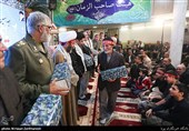 تجلیل از خانواده شهدا در مراسم هجدهمین یادواره شهدای بسیج مسجد محمدی 