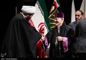 سبوه سرکیسیان اسقف اعظم ارامنه تهران و حجت‌الاسلام محمدحسن کاویانی‌راد معاون فرهنگی و آموزشی بنیاد شهید در آیین تجلیل از خانواده‌های شهدا و ایثارگران ارامنه