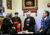 دیدار حجت الاسلام حبیب رضا ارزانی دبیر ستاد عالی هماهنگی و نظارت برکانون های فرهنگی هنری مساجد کشور و مارنرسای بنیامین، اسقف اعظم کلیسای آشوری شرق ایران با خانواده  شهید آشوری
