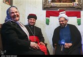 دیدار حجت الاسلام حبیب رضا ارزانی دبیر ستاد عالی هماهنگی و نظارت برکانون های فرهنگی هنری مساجد کشور و مارنرسای بنیامین، اسقف اعظم کلیسای آشوری شرق ایران با خانواده  شهید آشوری