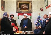 دیدار حجت الاسلام حبیب رضا ارزانی دبیر ستاد عالی هماهنگی و نظارت برکانون های فرهنگی هنری مساجد کشور و مارنرسای بنیامین، اسقف اعظم کلیسای آشوری شرق ایران با خانواده  شهید آشوری