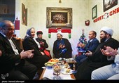 دیدار حجت الاسلام حبیب رضا ارزانی دبیر ستاد عالی هماهنگی و نظارت برکانون های فرهنگی هنری مساجد کشور و مارنرسای بنیامین، اسقف اعظم کلیسای آشوری شرق ایران با خانواده  شهید آشوری