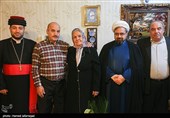 عکس یادگاری حجت الاسلام  ارزانی دبیر ستاد عالی هماهنگی و نظارت برکانون های فرهنگی هنری مساجد کشور با خانواده شهید آشوری