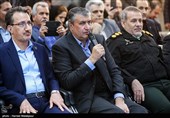 محمد اسلامی وزیر راه و شهرسازی و سعید رسولی مدیرعامل راه آهن در مراسم بهره‌برداری از ۲۴۳ دستگاه ناوگان ریلی ساخت ایران