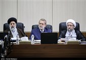 آیت‌الله صادق آملی لاریجانی رئیس مجمع تشخیص مصلحت نظام، علی لاریجانی رئیس مجلس شورای اسلامی و حجت‌الاسلام سیدابراهیم رئیسی رئیس قوه قضاییه در جلسه مجمع تشخیص مصلحت نظام