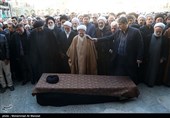 اقامه نماز بر پیکر مرحوم آیت‌الله رسولی محلاتی توسط آیت‌الله جوادی آملی