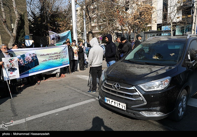 تجمع جانبازان و ایثارگران مقابل سفارت سوییس