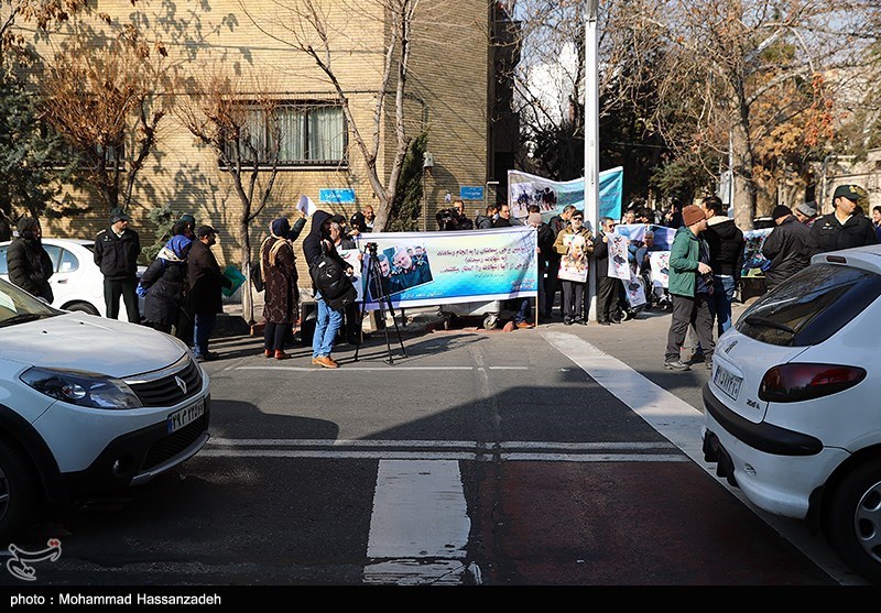 تجمع جانبازان و ایثارگران مقابل سفارت سوییس