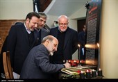 امضای دفتر یادبود جانباختگان حادثه سقوط هواپیمای اوکراینی توسط عبدالعلی علی‌عسگری رئیس سازمان صدا و سیما