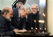 امضای دفتر یادبود جانباختگان حادثه سقوط هواپیمای اوکراینی در حاشیه جلسه هیئت دولت