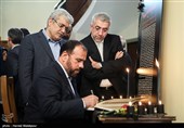 امضای دفتر یادبود جانباختگان حادثه سقوط هواپیمای اوکراینی توسط حسینعلی امیری معاون پارلمانی رئیس جمهور