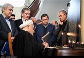 امضای دفتر یادبود جانباختگان حادثه سقوط هواپیمای اوکراینی توسط حجت‌الاسلام حسن روحانی رئیس جمهور