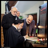 امضای دفتر یادبود جانباختگان حادثه سقوط هواپیمای اوکراینی توسط حجت‌الاسلام سیدمحمود علوی وزیر اطلاعات