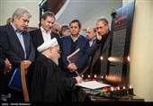 امضای دفتر یادبود جانباختگان حادثه سقوط هواپیمای اوکراینی توسط حجت‌الاسلام حسن روحانی رئیس جمهور