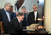 امضای دفتر یادبود جانباختگان حادثه سقوط هواپیمای اوکراینی توسط اسحاق جهانگیری معاون اول رئیس جمهور
