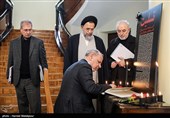 امضای دفتر یادبود جانباختگان حادثه سقوط هواپیمای اوکراینی در حاشیه جلسه هیئت دولت