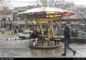 قرار دادن آلاچیق های زیبا و رنگارنگ در محدوده خیابان آیت باعث شده تا افرادی که برای خرید به نارمک آمده اند محلی برای استراحت داشته باشند.